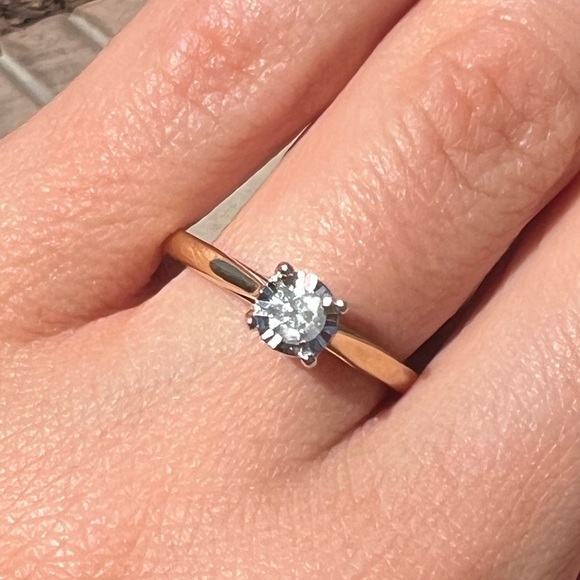 10K yellow gold 1/4 Carat T.W. Round Diamond 10 kt Solitaire Ring size 7 - Picture 3 of 14